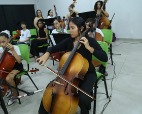 Clássicos do Romantismo: Recital de Cordas da Escola de Música de Nova Mutum enche o palco de talento e emoção!