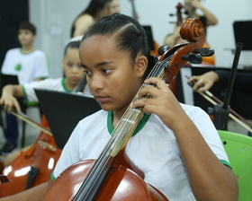 Clássicos do Romantismo: Recital de Cordas da Escola de Música de Nova Mutum enche o palco de talento e emoção!