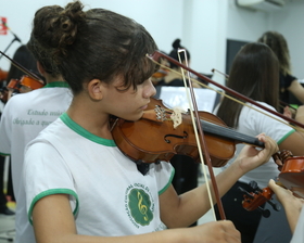 Clássicos do Romantismo: Recital de Cordas da Escola de Música de Nova Mutum enche o palco de talento e emoção!