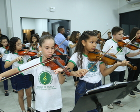 Clássicos do Romantismo: Recital de Cordas da Escola de Música de Nova Mutum enche o palco de talento e emoção!